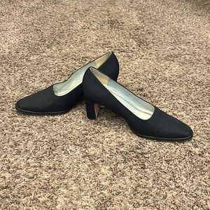 Dressy blk apostrophe pumps